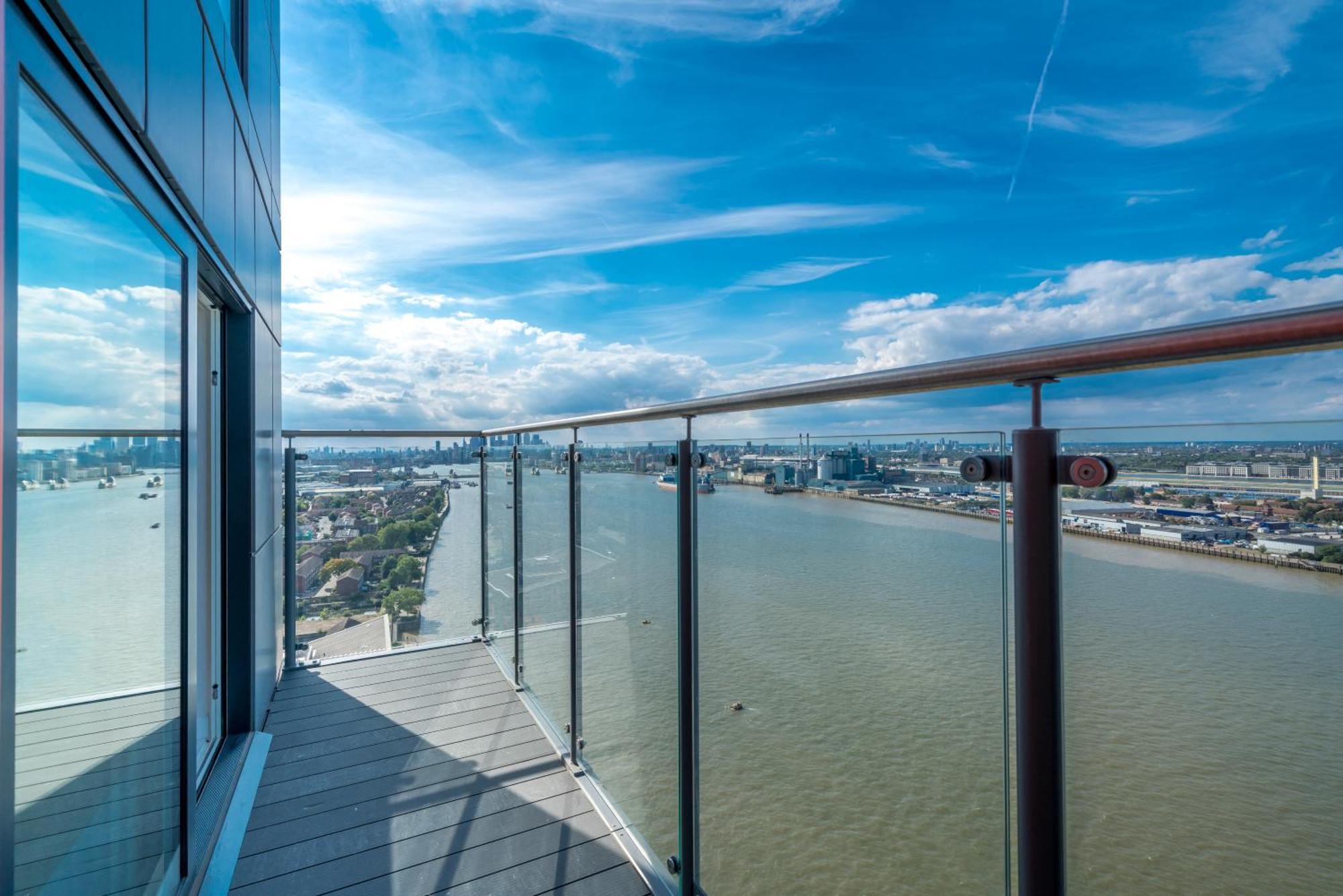 Skyvillion - London River Thames Top Floor Apartments By Woolwich Ferry, Mins To London Excel, O2 Arena , London City Airport With Parking Eksteriør billede