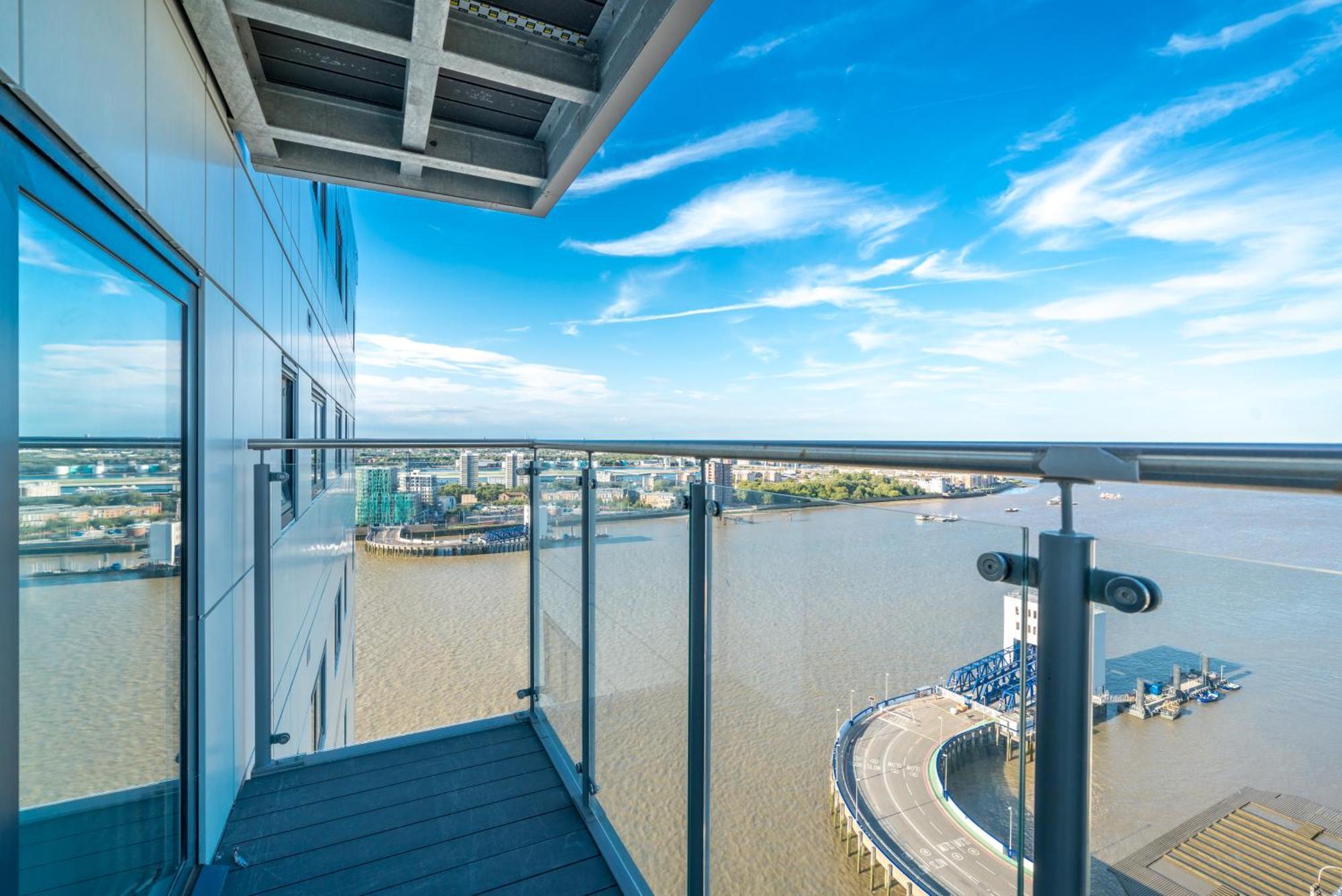 Skyvillion - London River Thames Top Floor Apartments By Woolwich Ferry, Mins To London Excel, O2 Arena , London City Airport With Parking Eksteriør billede